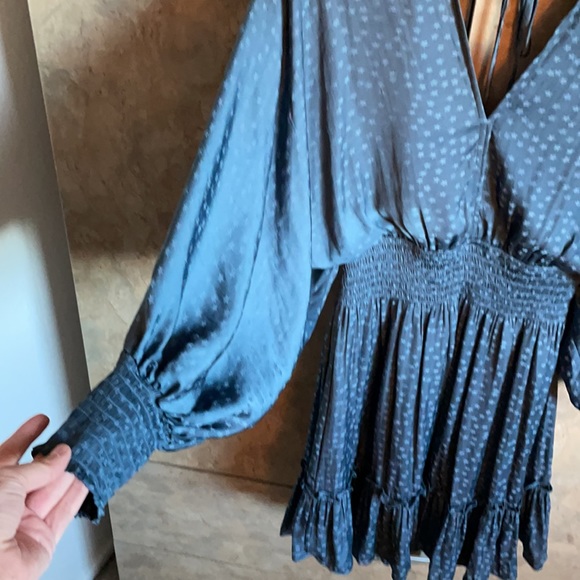 Blue star flouncy dress with open sleeves - Picture 2 of 4